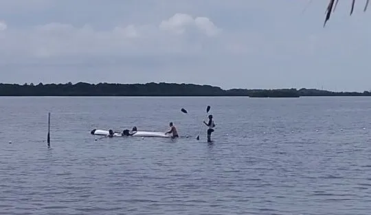 Jornalista salva quatro banhistas de afogamento na lagoa Maria Fernanda de Balneário Barra do Sul