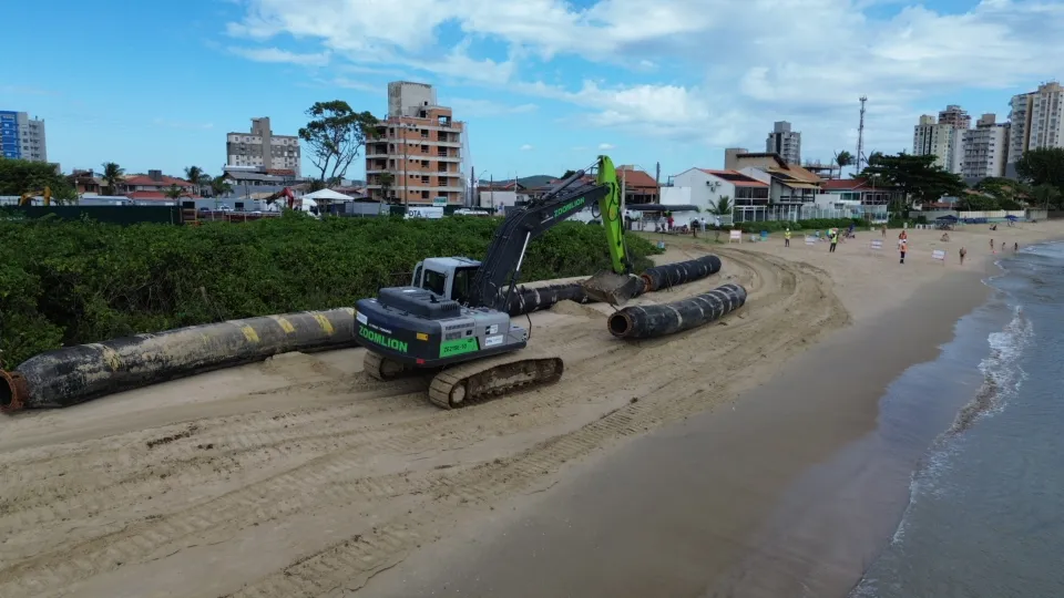 Balneário Piçarras inicia lançamento da linha de recalque para obra de alargamento da praia