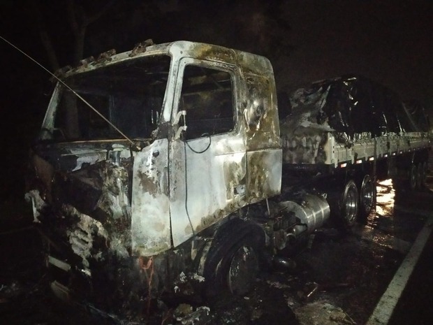 Garuva: Caminhão de Luiz Alves pega fogo na BR-101 e causa lentidão no trânsito