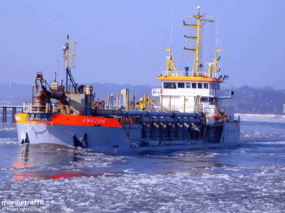 Porto de Itajaí recebe draga que fará o alargamento da praia de Balneário Piçarras