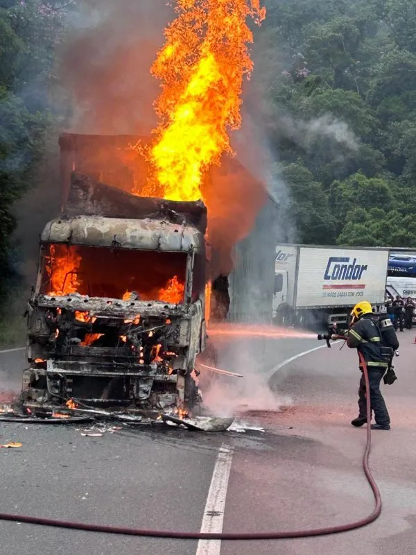 Caminhão carregado com cerveja pega fogo na BR-376 em Guaratuba 