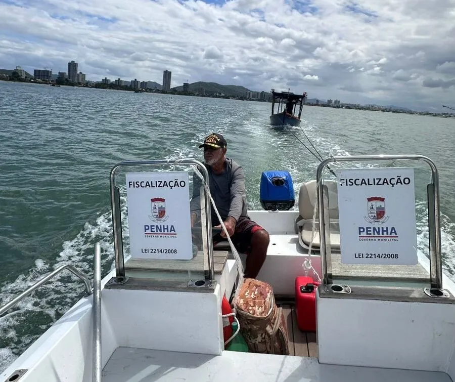 Equipe da Secretaria da Pesca de Penha resgata embarcação com pane mecânica em alto mar