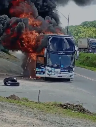 Ônibus pega fogo na BR-101 em Joinville e imagens são impressionantes