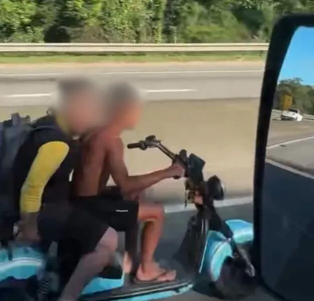 Jovens são flagrados em scooter elétrica na BR-101 em Balneário Piçarras 