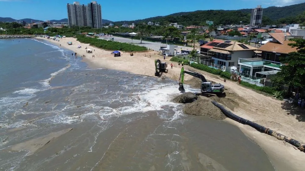 Obra de engordamento da praia Central de Balneário Piçarras prossegue a todo vapor