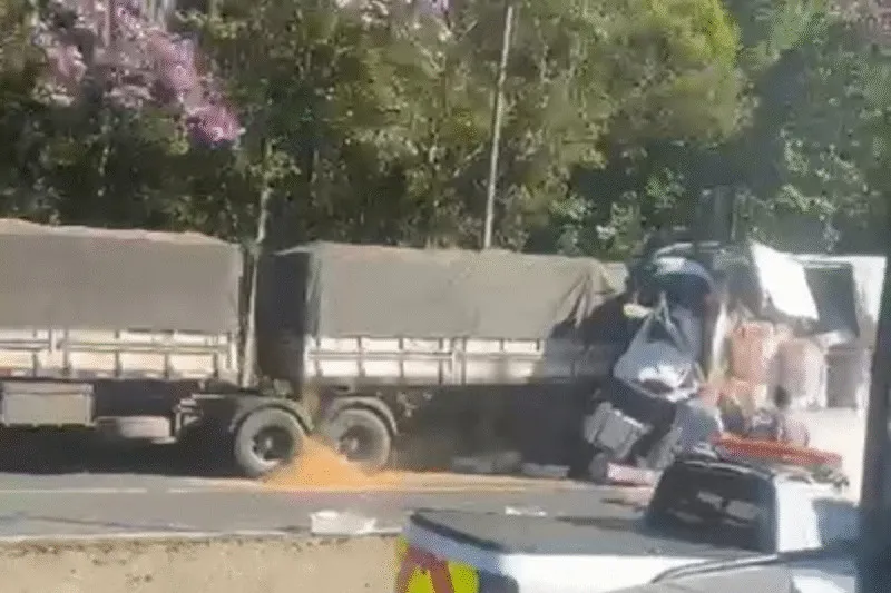 Acidente entre carretas bloqueia BR-376 próximo da divisa de PR com SC 
