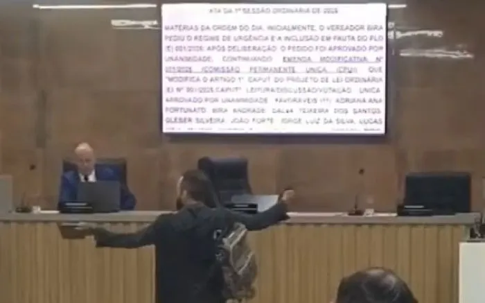 Homem com roupas camufladas invade Câmara de Vereadores de Balneário Piçarras e é detido pela PM