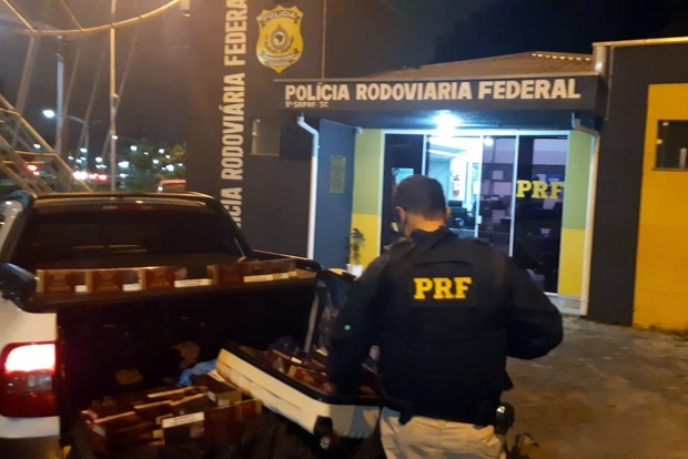 PRF apreende 800 maços de cigarros saborizados contrabandeados na BR 101 em Itajaí