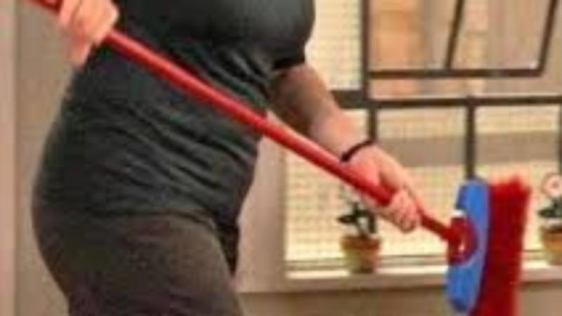 A Bruxa Tá Solta: Homem ameaça pegar facão e apanha da mulher com cabo de vassoura