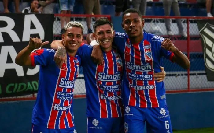 Carlos Renaux vence o Figueirense com um jogador a menos