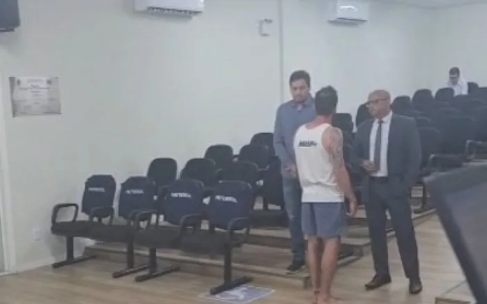 Jovem em surto invade Câmara de Vereadores de Balneário Piçarras pela terceira vez e agride assessor
