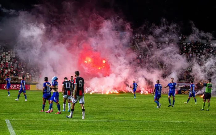 Marcílio Dias goleia o JEC em jogo marcado por bombas em campo na Arena