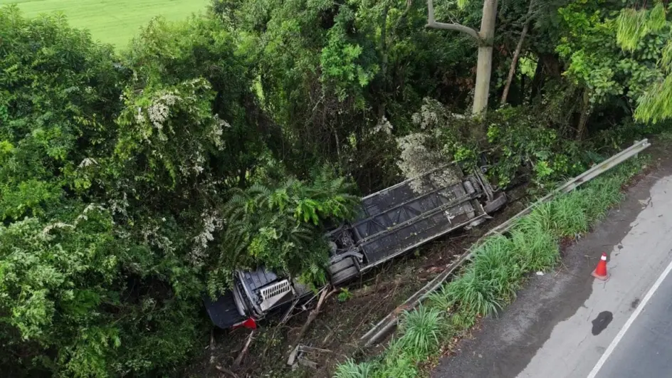 Sobe para quatro número de mortos após ônibus despencar em barranco na BR-470 em Agronômica