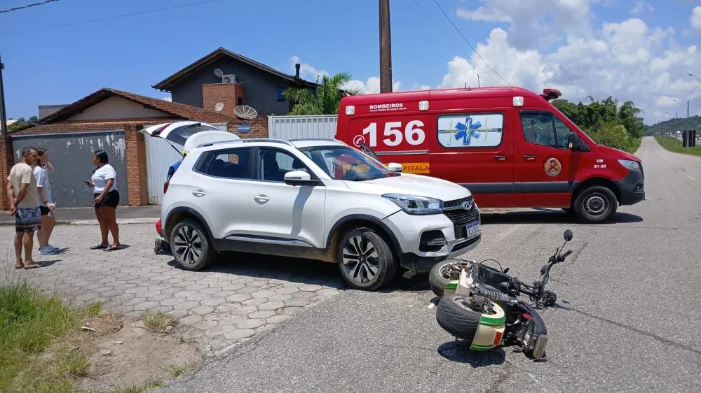 Homem fica ferido após colisão entre carro e scooter elétrica na marginal da BR-101