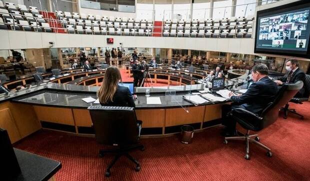 Carlos Moisés é absolvido e retorna ao cargo de governador