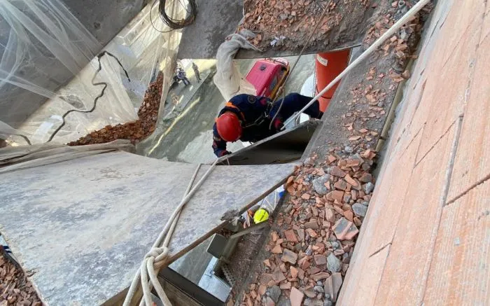 Trabalhador fica pendurado em prédio em Balneário Piçarras