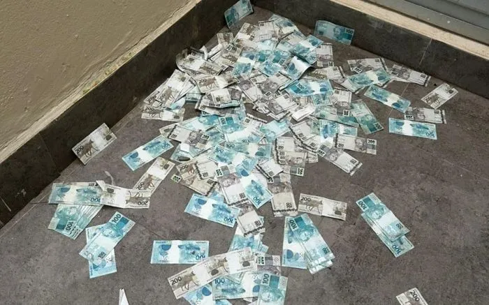 Homem que teria participação nas fraudes do Banco Master joga dinheiro pela janela de apartamento em Balneário Camboriú
