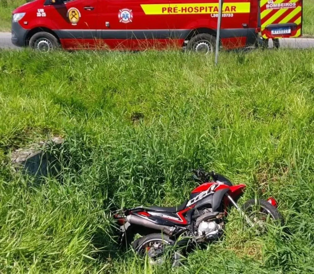 Motociclista fica caído em vala cerca de seis horas na BR-470 em Navegantes