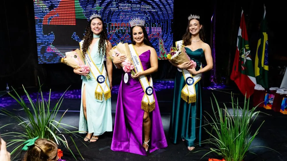 Dainá Silva é coroada Rainha da 26ª Festa Nacional do Marisco