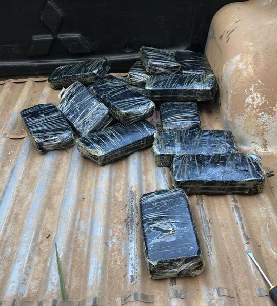 Fundo falso: Casal é preso com 63 quilos de pasta base de cocaína na BR-101 em Itajaí
