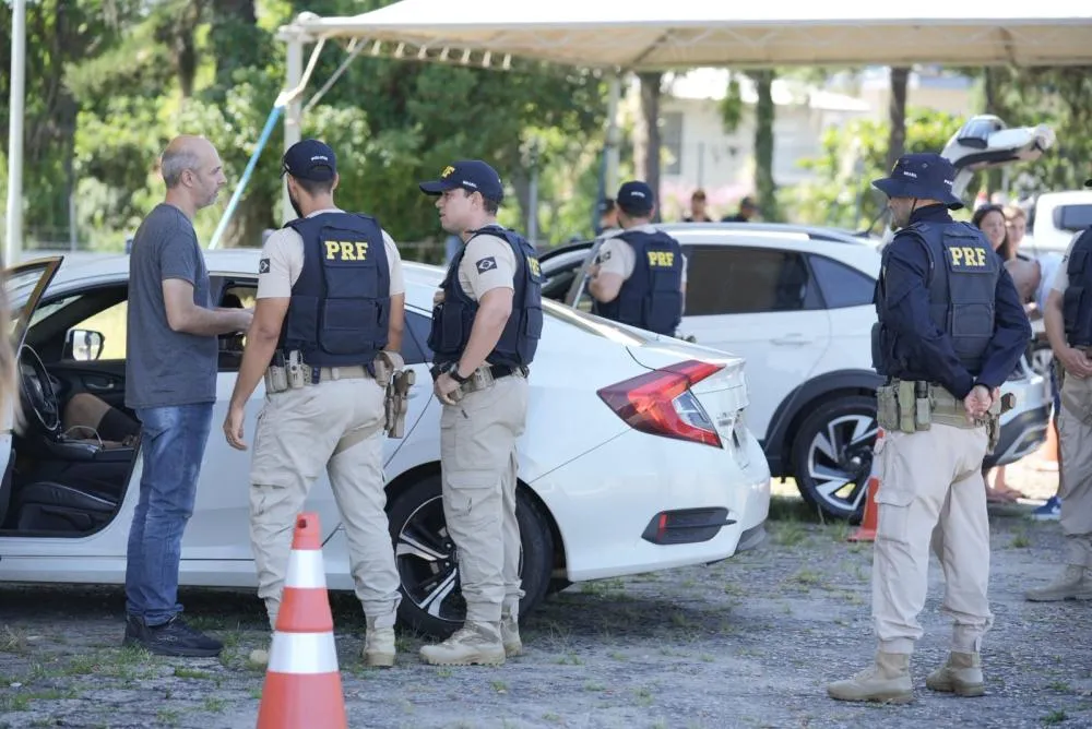 PRF mobiliza mais de 300 agentes para reforçar segurança no Carnaval catarinense
