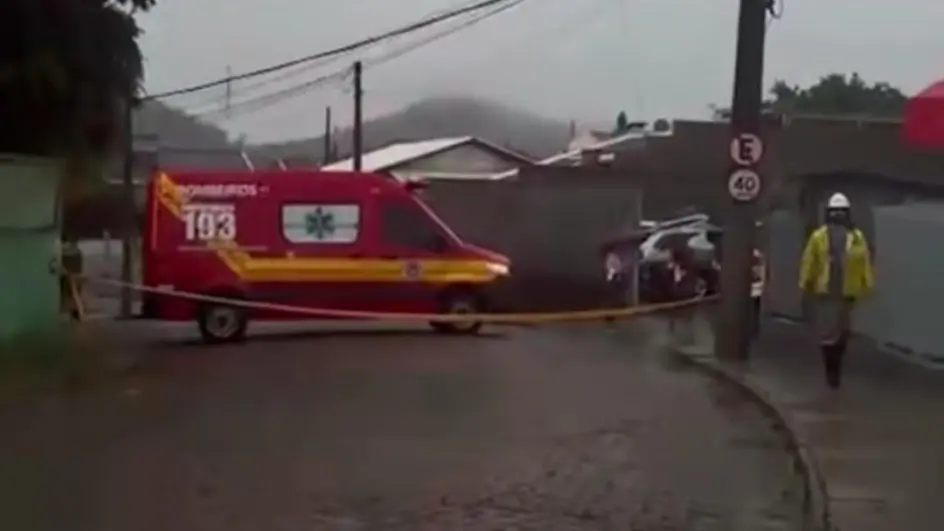 Jovem morre eletrocutado após cabo de energia se romper durante chuva em Blumenau