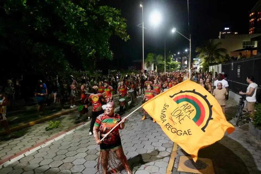 Segundo dia do Folia BP 2026 reúne mais de 10 mil pessoas nas praias em Balneário Piçarras 