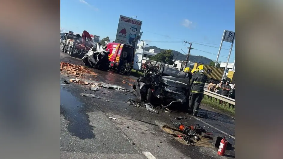 Grave acidente fecha BR-101 em Itajaí e mobiliza até helicóptero e equipes de socorro