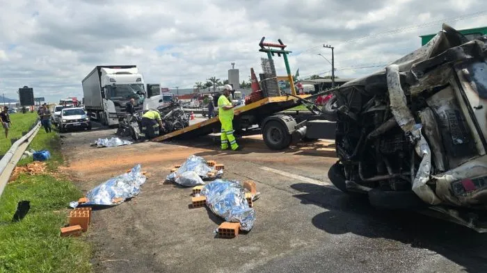 PRF confirma três mortes no acidente na BR-101 no bairro Salseiros em Itajaí