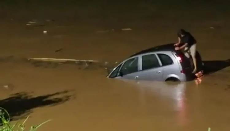 Meriva cai no Rio Itajaí-Mirim e motorista sai nadando antes do carro afundar em Brusque 