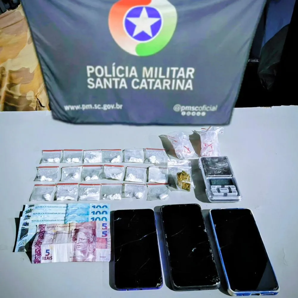 Dupla é presa por tráfico de drogas em “biqueira” no bairro Nossa Senhora de Fátima em Penha 