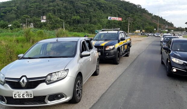 Navegantes: Motorista que dirigia que em zigue-zague é preso por embriaguez na BR 470