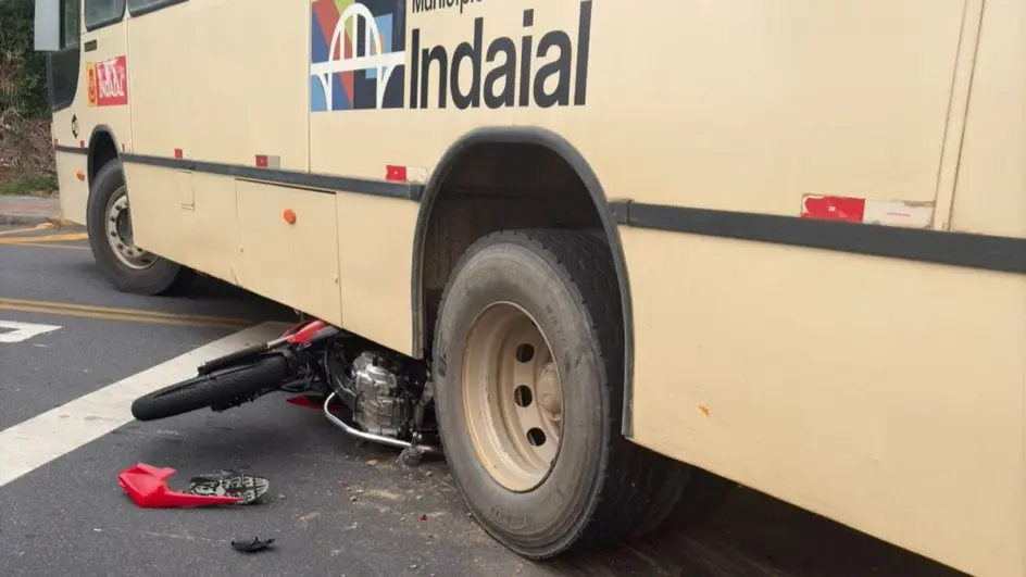 Motociclista morre em acidente com ônibus em Indaial
