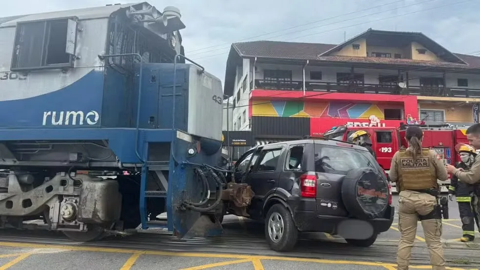 Motorista abandona carro segundos antes do veículo ser arrastado por trem em Joinville