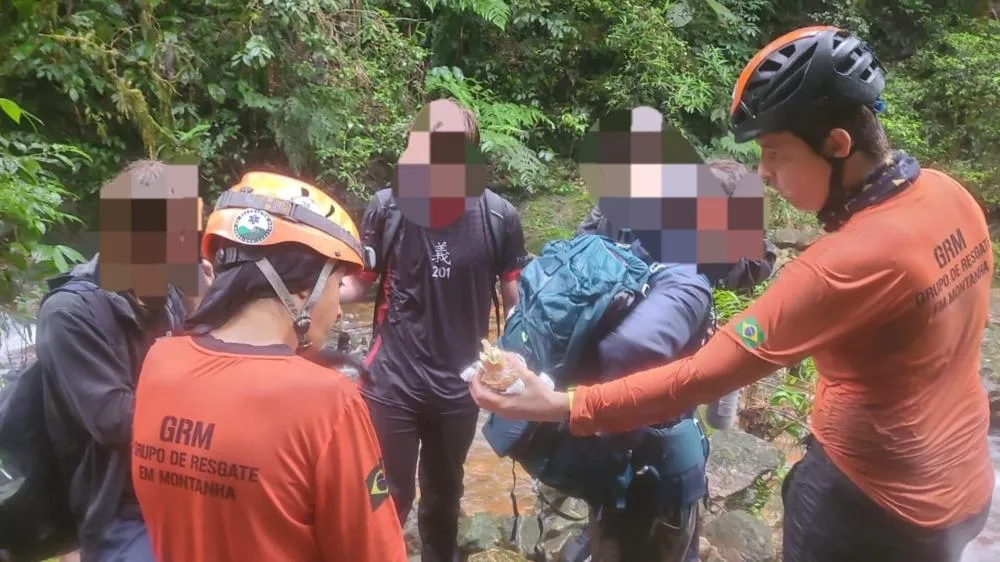 Quatro jovens que estavam perdidos no Pico Jurapê são resgatados pelo GRM 