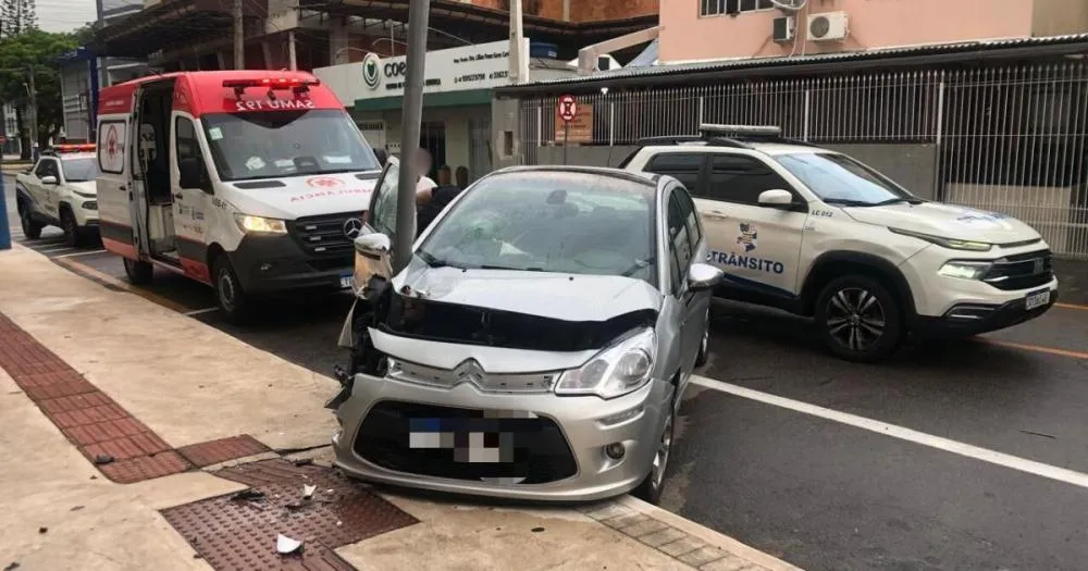 Motorista desmaia e bate carro contra poste ao voltar ao hospital em Balneário Camboriú