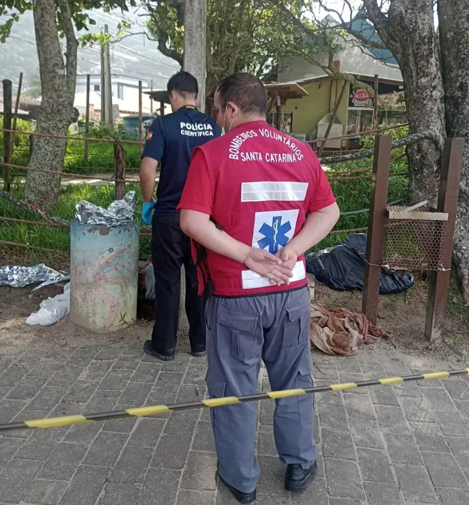 Polícia identifica principal suspeito de matar morador de rua na praia de São Miguel em Penha
