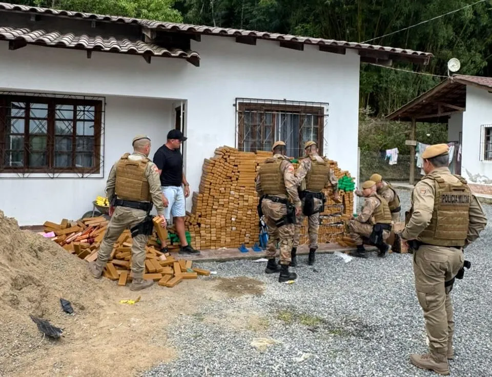 Polícia desvenda engrenagem por trás de armazém com R$ 10 milhões em drogas em Ilhota