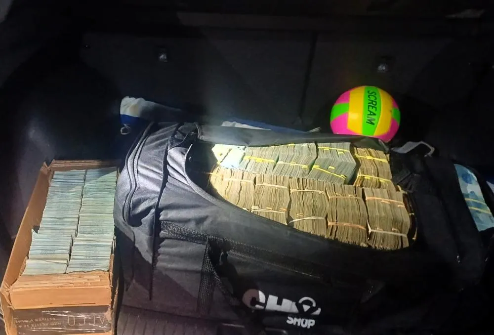 PRF apreende R$ 2 milhões em dinheiro escondidos em carro na BR-101 em Araquari