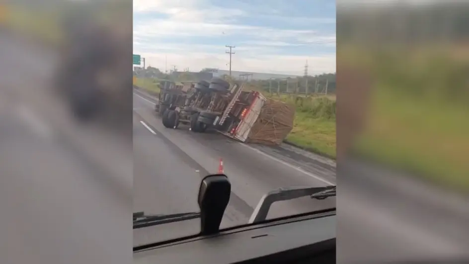 Caminhão tomba na BR-101 em Balneário Piçarras e provoca congestionamento quilométrico 