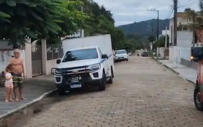 Homem é encontrado morto no quintal de casa em Penha