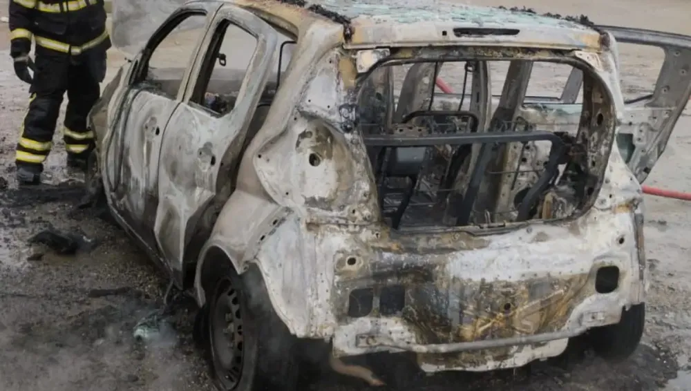 Fiat Mobi é destruído por incêndio na BR-470 em Navegantes 