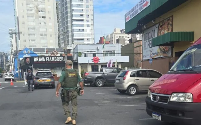 Vigilância Sanitária descarta meia tonelada de peixe e fecha boxe no Mercado do Peixe em Itajaí