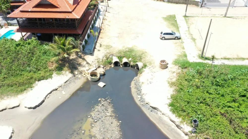 Ligações clandestinas de esgoto na drenagem explicam surgimento da “língua negra” em praias de Penha