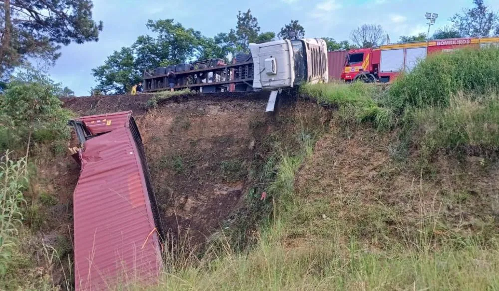 Motorista cai em ribanceira e fica preso sob contêiner após carreta tombar na BR-470 em Trombudo Central