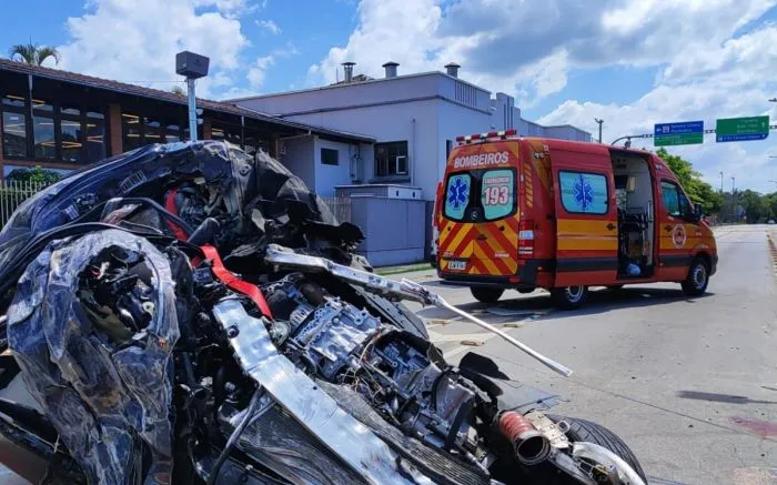 Motorista morre ao bater Mini Cooper contra muro em Gaspar
