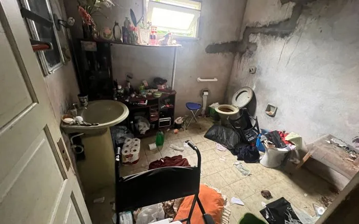 Idosa vive trancada em quarto com cadeado no bairro das Nações em Balneário Camboriú