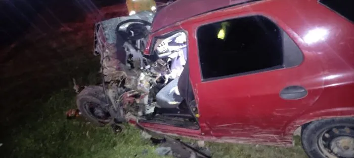 Carro na contramão bate de frente com caminhão em Navegantes