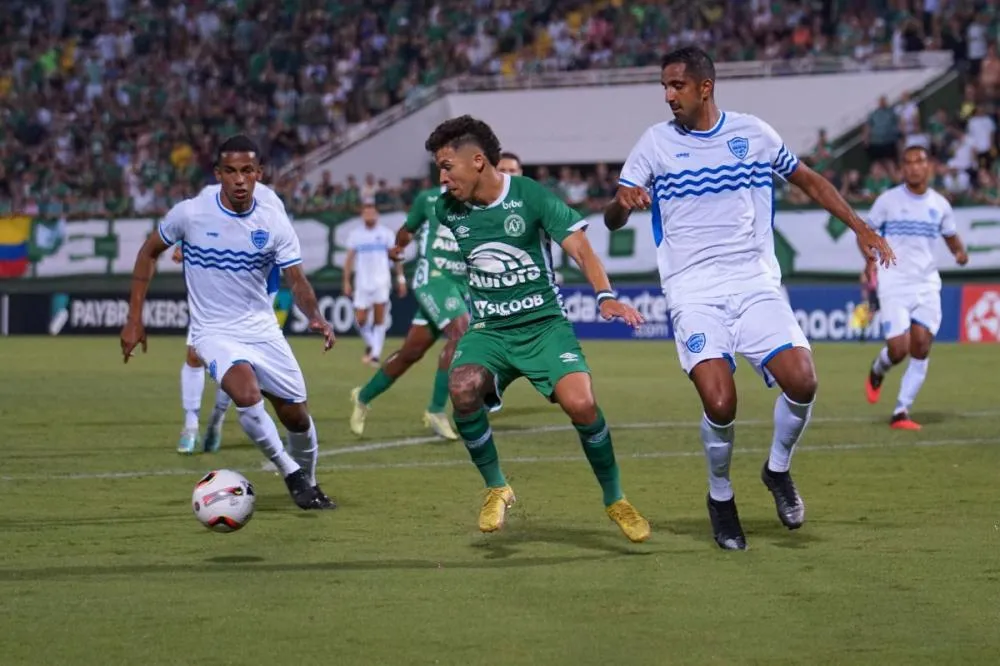 Barra e Chapecoense começam a decidir o Catarinão neste domingo