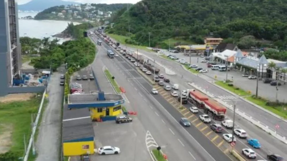 Passageiro em surto desce de ônibus e morre atropelado em Itapema
